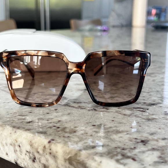 Womens Prada Square New with case - Picture 2 of 4